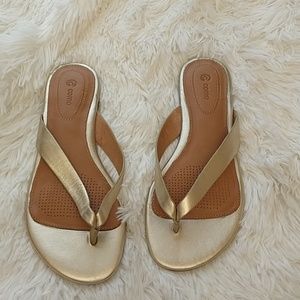 Como gold leather viola flip flops